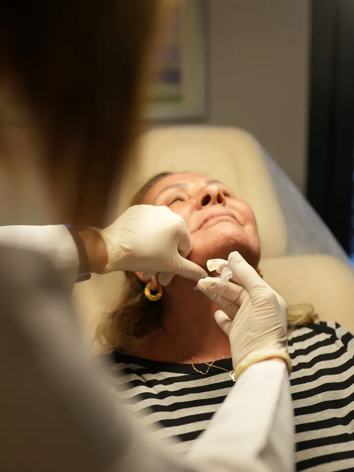 Un site de médecine esthétique avec prise de rendez-vous, traitements expliqués et diplômes du médecin