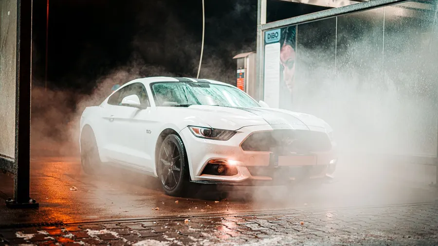 Un site de car detailing avec galerie avant-après, forfaits par taille de véhicule et réservation en ligne