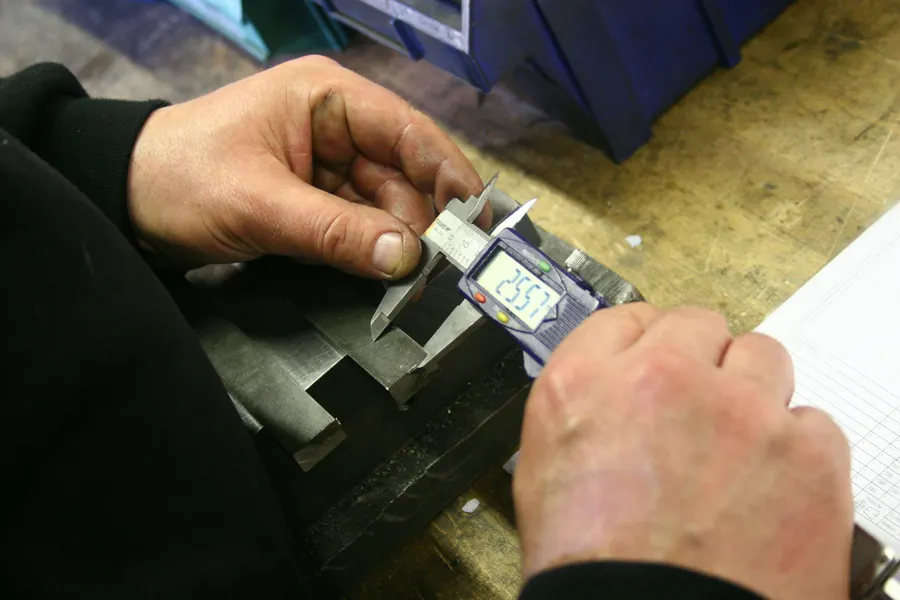 Dimensional check of a medical micro-component