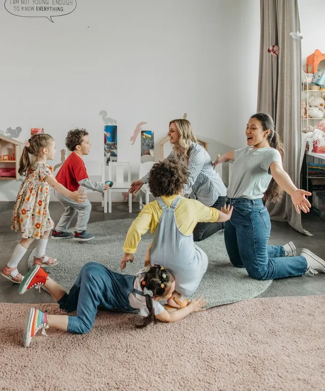 Un site de crèche présentant le projet pédagogique, la journée type, les inscriptions et la réservation d'une visite guidée