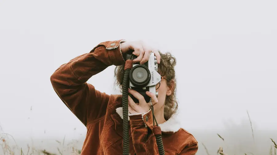 Un site de photographe avec un portfolio plein écran, des catégories de prestations et un formulaire de demande de devis