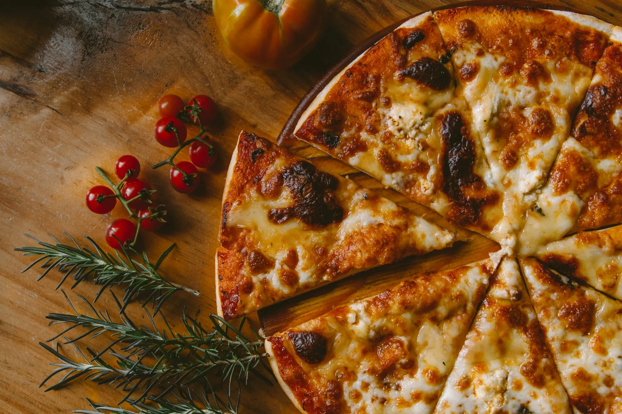 Site web de restaurant ou pizzeria montrant le menu, une galerie photo et un bouton de réservation de table en ligne