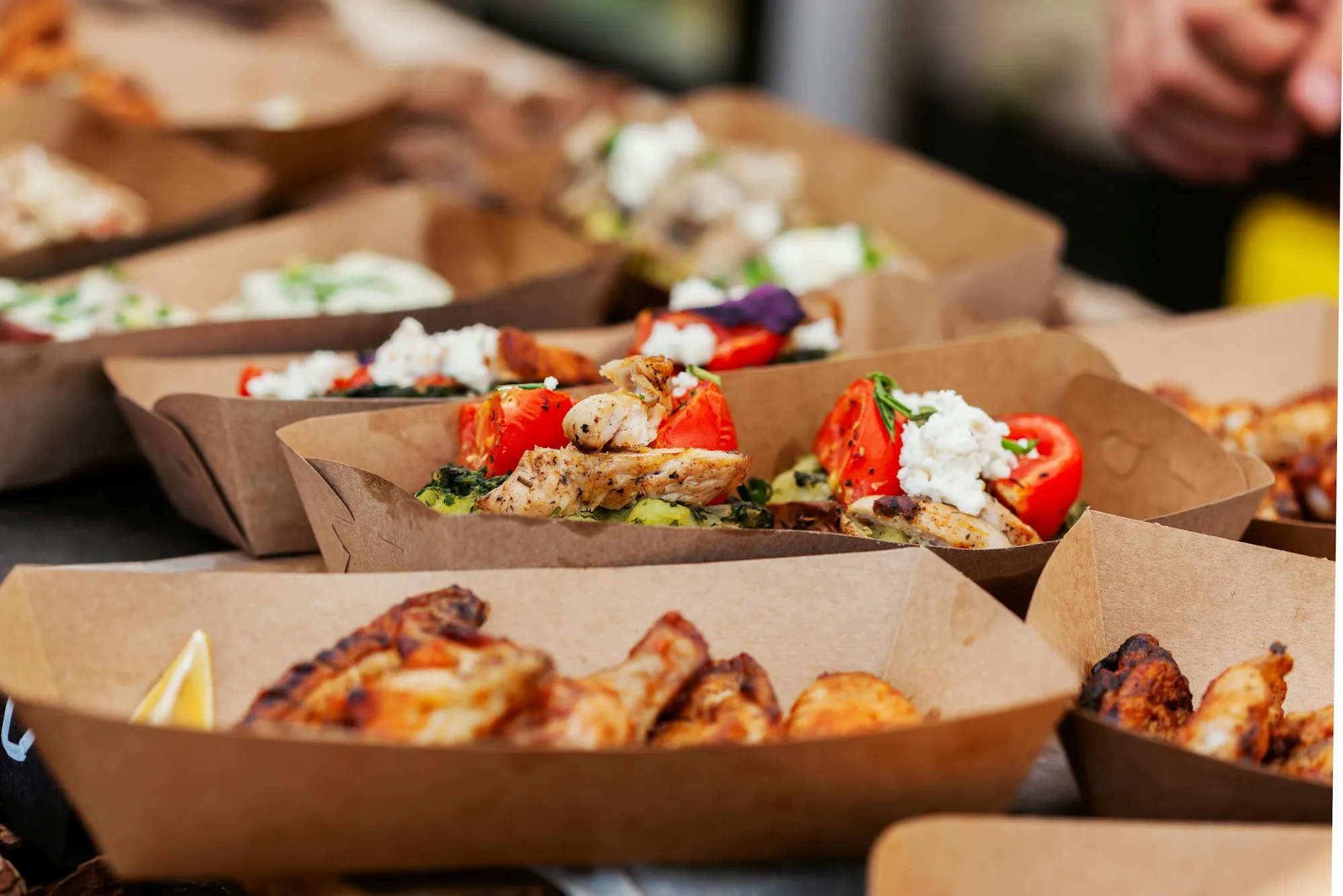 Sito web di un take away su smartphone con menu, carrello e pulsante per ordinare e ritirare